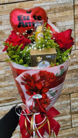 Buquê 2 Rosas vermelhas 1 cx de ferrero rocher 50g+trio de ferrero rocher 1 balão Eu te amo M